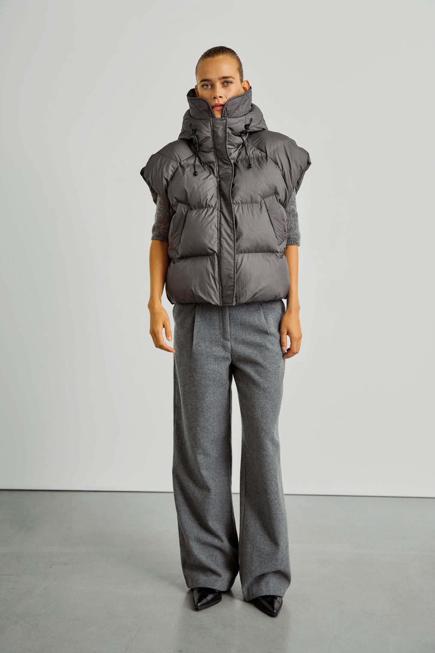 https://content.storeinfo.nl/applicatie/img/978/20250723104819_1418437_WBLMORETAILOREDWIDEPANTSGreyMelangeWBLVENICEDOWNWAISTCOATCHARCOALART4.jpg