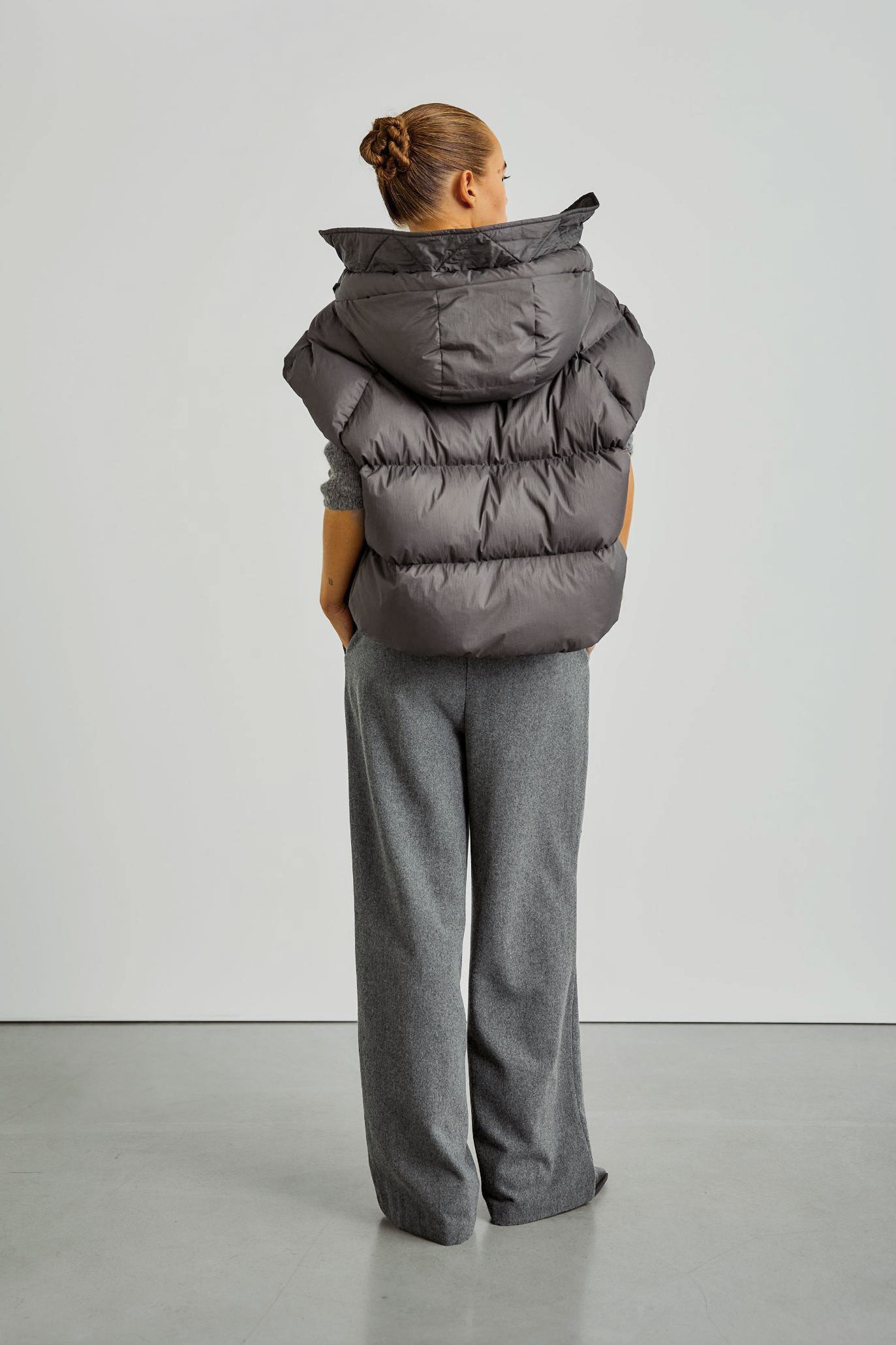 https://content.storeinfo.nl/applicatie/img/978/20250723104824_1426809_WBLMORETAILOREDWIDEPANTSGreyMelangeWBLVENICEDOWNWAISTCOATCHARCOALART1.jpg