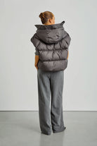 https://content.storeinfo.nl/applicatie/img/978/20250723104824_1426809_WBLMORETAILOREDWIDEPANTSGreyMelangeWBLVENICEDOWNWAISTCOATCHARCOALART1.jpg