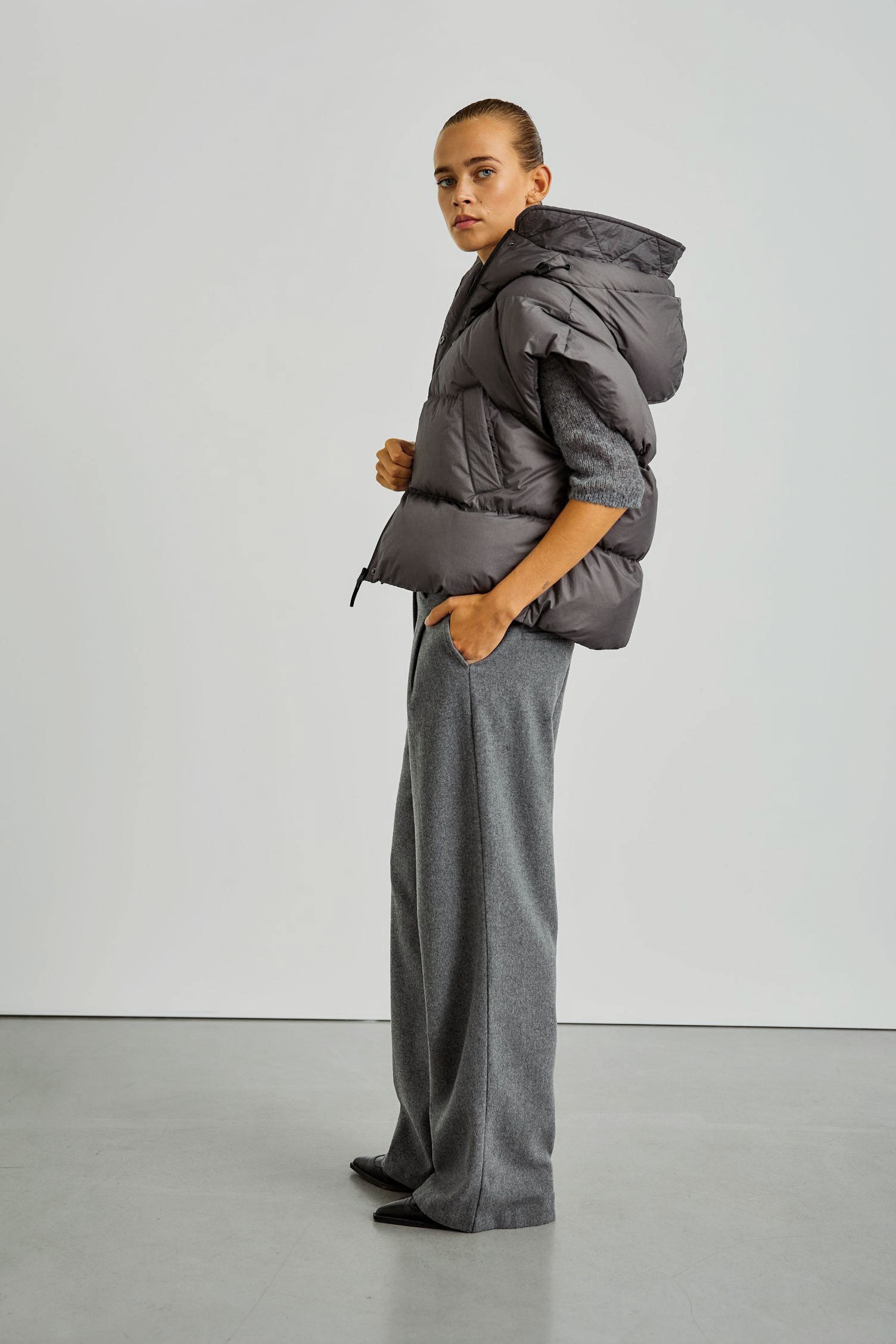 https://content.storeinfo.nl/applicatie/img/978/20250723104829_1427965_WBLMORETAILOREDWIDEPANTSGreyMelangeWBLAXELLEHALFSLEEVEPULLOVERGREYMELANGEWBLVENICEDOWNWAISTCOATCHARCOALART2.jpg