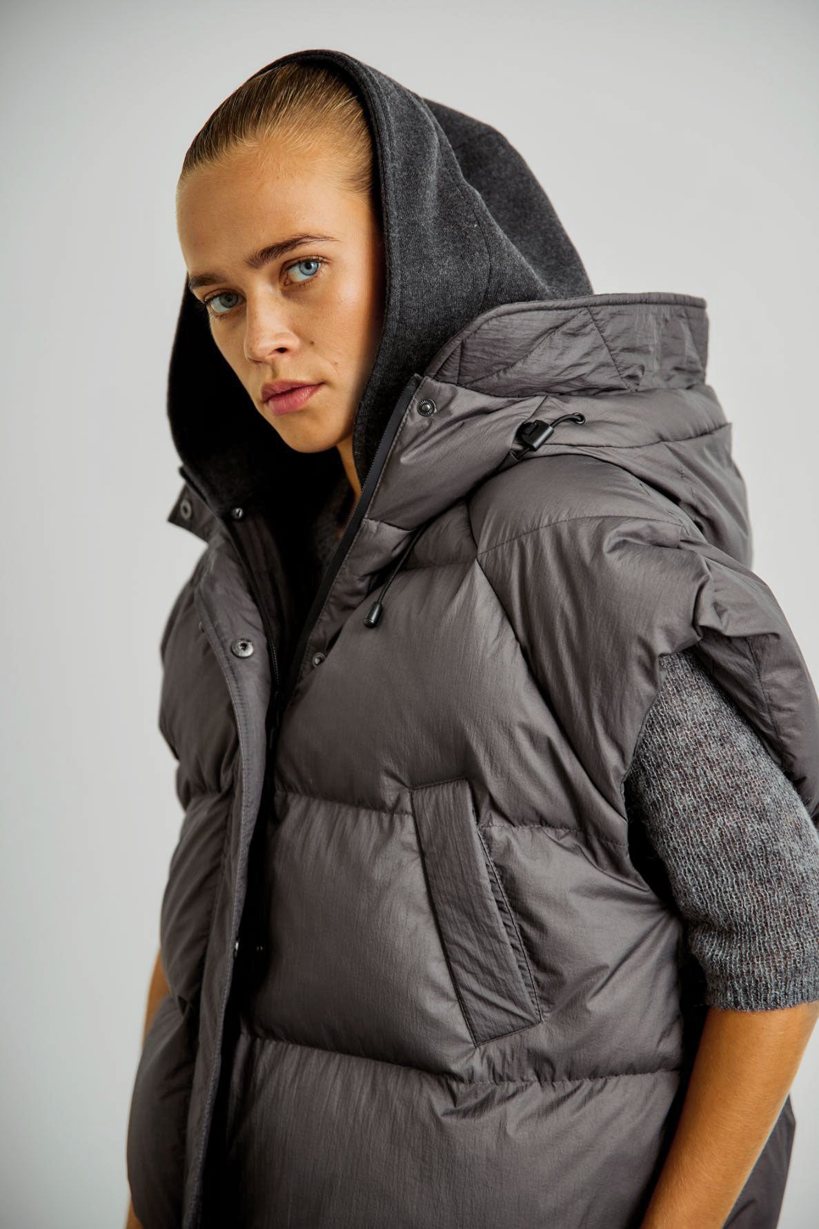 https://content.storeinfo.nl/applicatie/img/978/20250723104840_1423161_WBLVENICEDOWNWAISTCOATCHARCOALART2.jpg