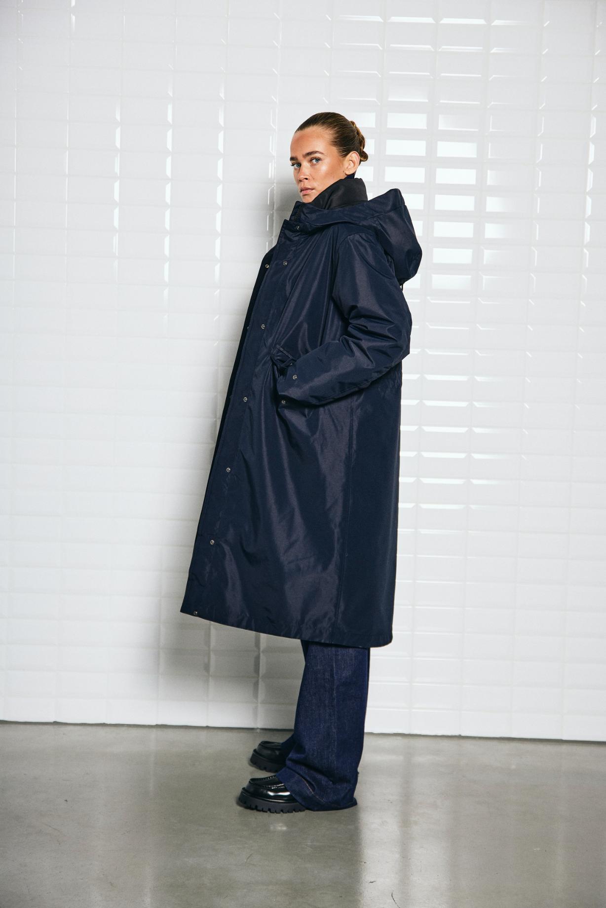 https://content.storeinfo.nl/applicatie/img/978/20250725111332_2718386_WblbrooklynFunctionParkaMidnightBlue31.jpg