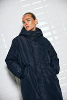 https://content.storeinfo.nl/applicatie/img/978/20250725111350_2717844_WblbrooklynFunctionParkaMidnightBlue61.jpg