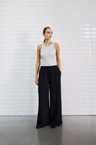 https://content.storeinfo.nl/applicatie/img/978/20250808110033_3366146_SlmermaidWidePantBlack00005.jpg