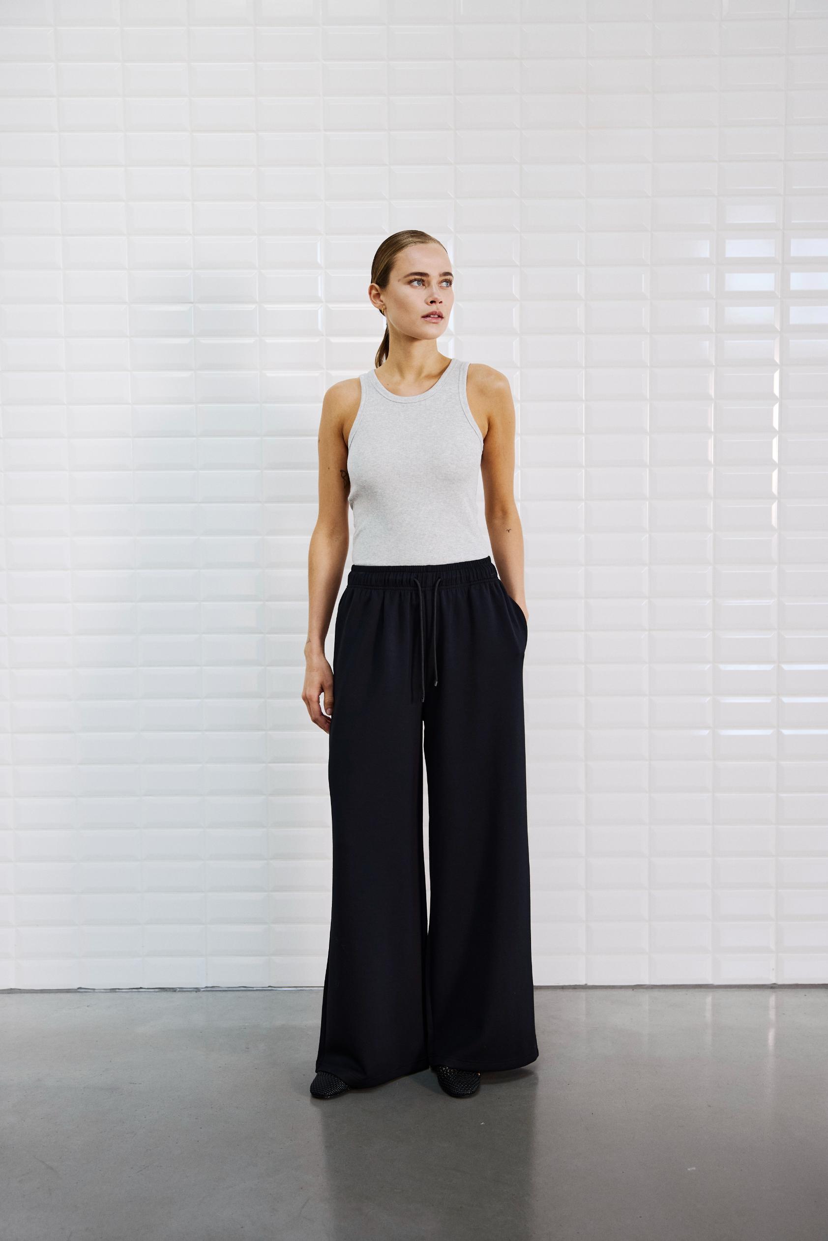 https://content.storeinfo.nl/applicatie/img/978/20250808110033_3366146_SlmermaidWidePantBlack00005.jpg