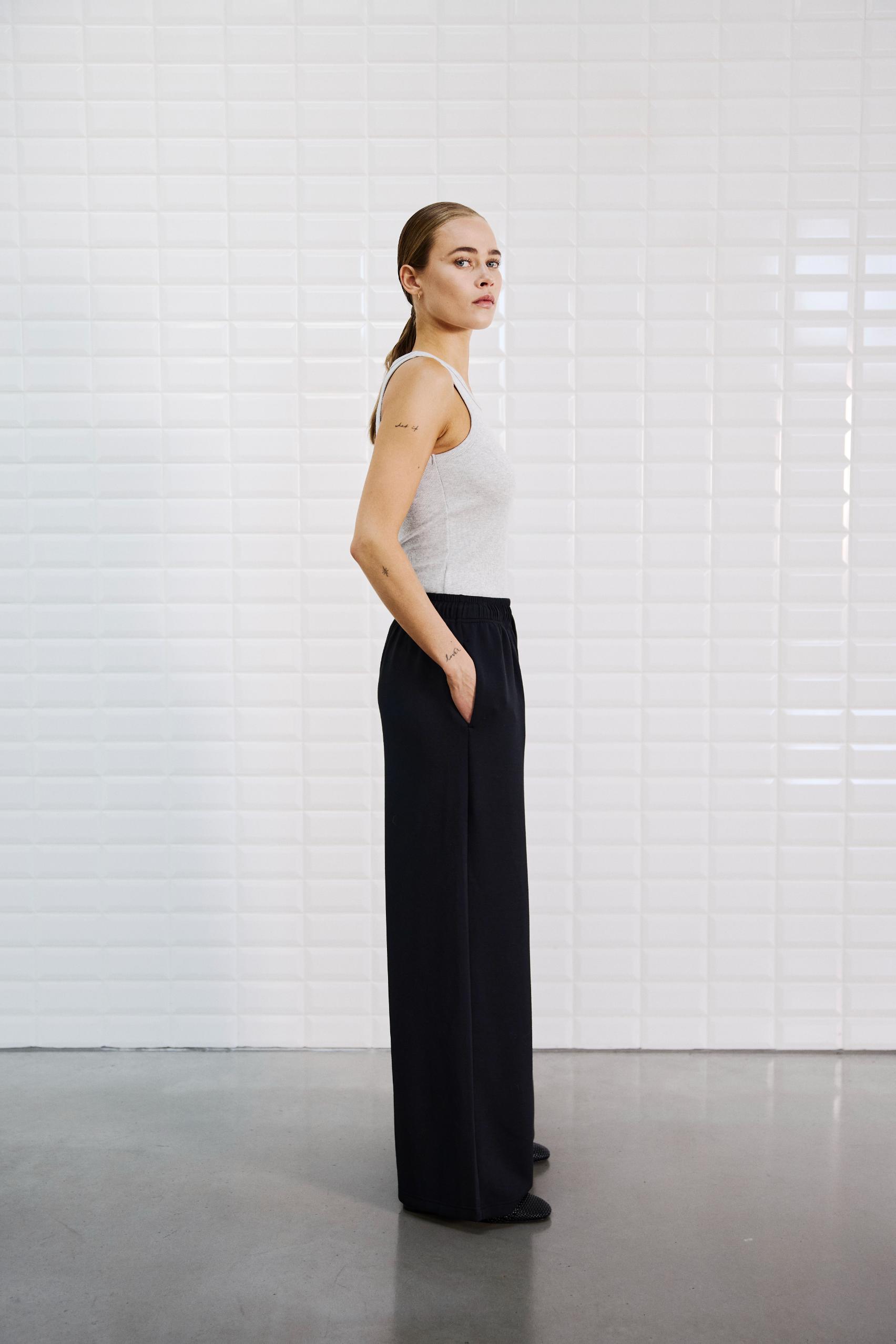 https://content.storeinfo.nl/applicatie/img/978/20250808110047_3366186_SlmermaidWidePantBlack00001.jpg