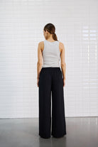 https://content.storeinfo.nl/applicatie/img/978/20250808110054_3366731_SlmermaidWidePantBlack00008.jpg