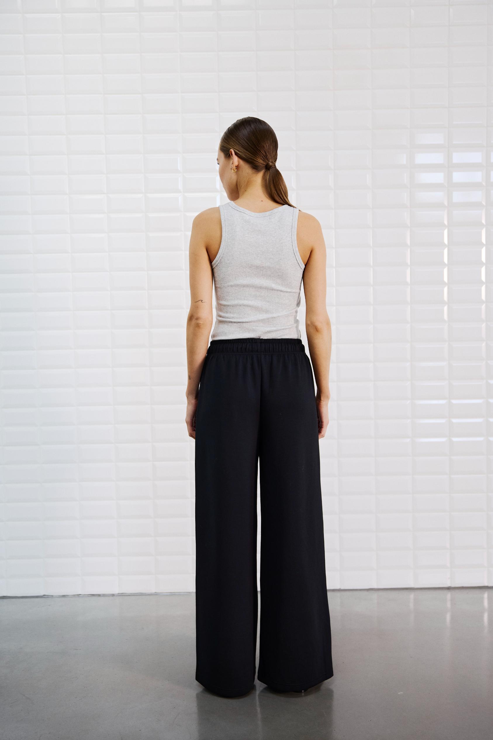 https://content.storeinfo.nl/applicatie/img/978/20250808110054_3366731_SlmermaidWidePantBlack00008.jpg