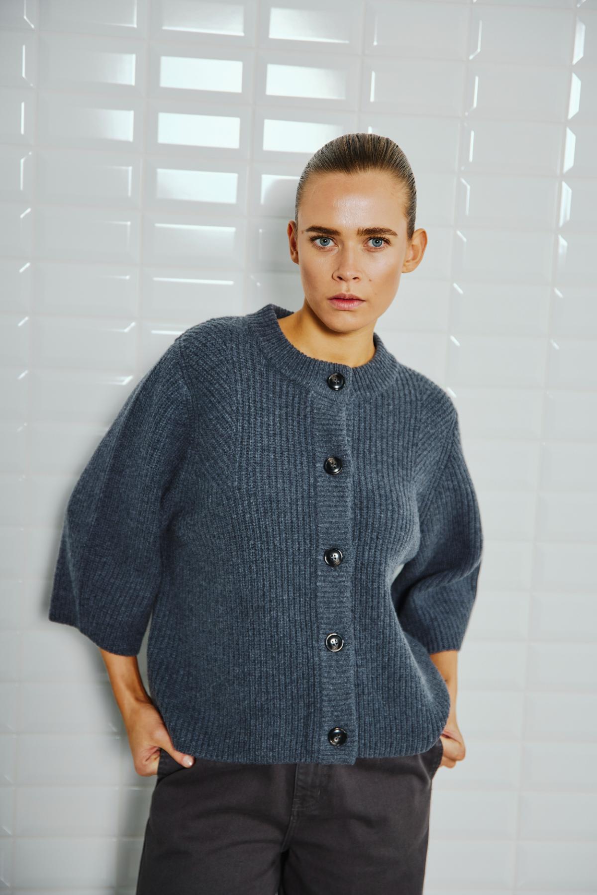 https://content.storeinfo.nl/applicatie/img/978/20250808110833_3366562_WblViviannaHalfSleeveCardiganDarkGreyMelange12.jpg