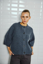 https://content.storeinfo.nl/applicatie/img/978/20250808110833_3366562_WblViviannaHalfSleeveCardiganDarkGreyMelange12.jpg
