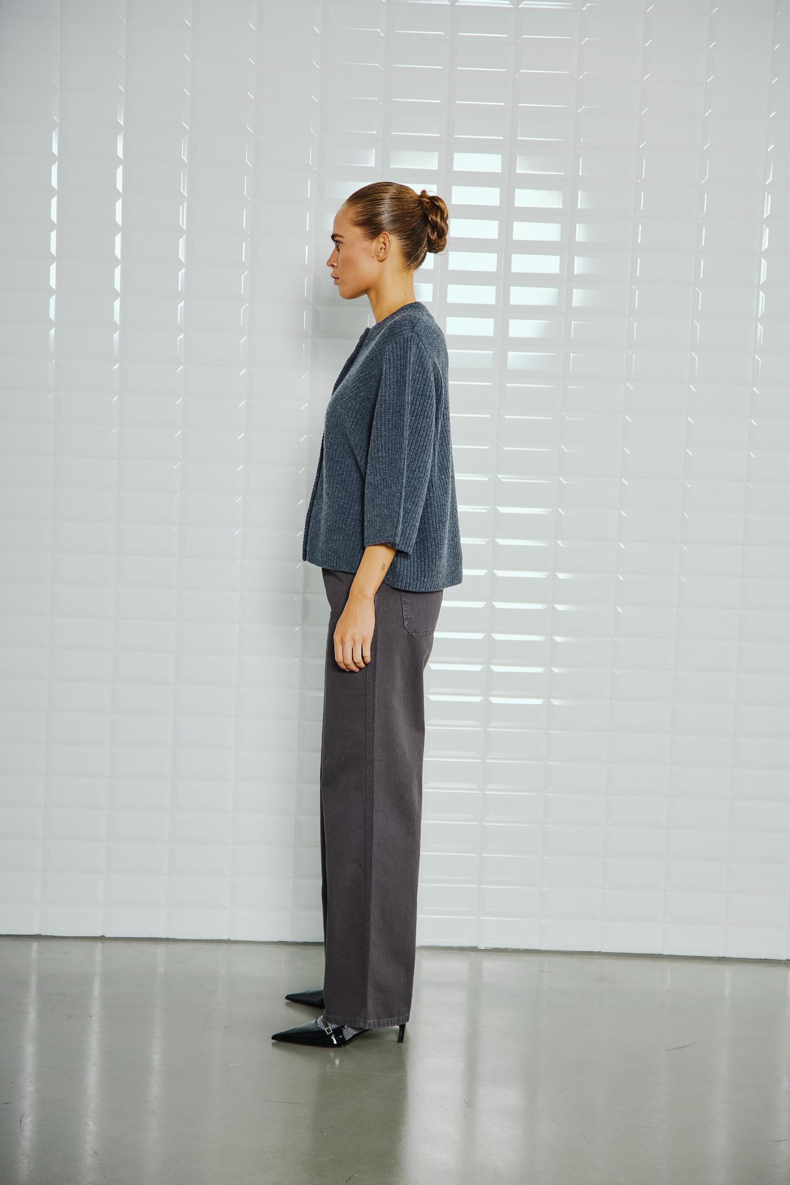 https://content.storeinfo.nl/applicatie/img/978/20250808110845_3362927_WblViviannaHalfSleeveCardiganDarkGreyMelange32.jpg