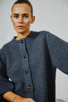 https://content.storeinfo.nl/applicatie/img/978/20250808110857_3361306_WblViviannaHalfSleeveCardiganDarkGreyMelange52.jpg