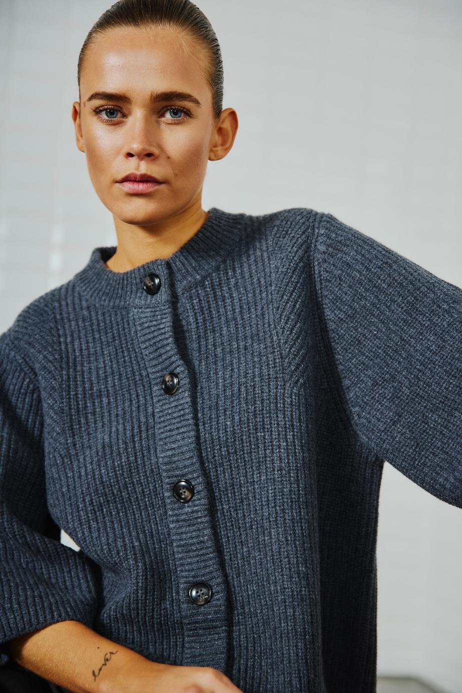 https://content.storeinfo.nl/applicatie/img/978/20250808110857_3361306_WblViviannaHalfSleeveCardiganDarkGreyMelange52.jpg