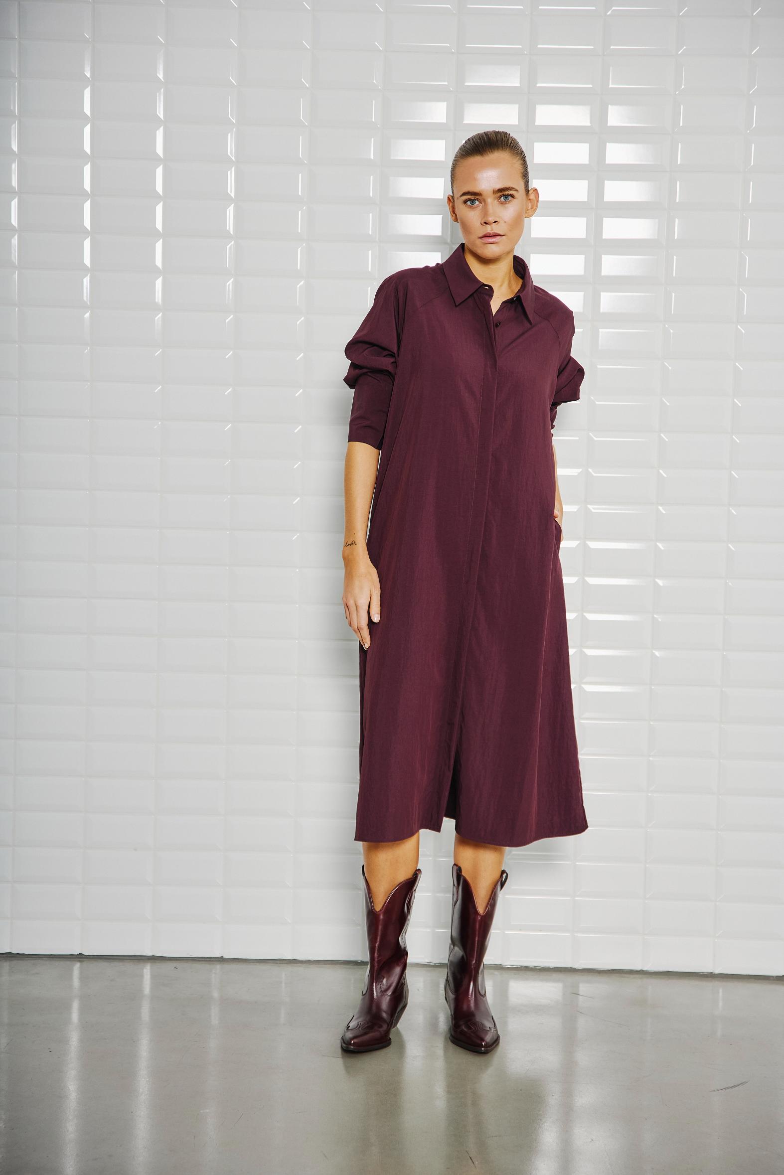https://content.storeinfo.nl/applicatie/img/978/20250808112110_3366114_WbljolineLsMidiDressWindsorWine2.jpg