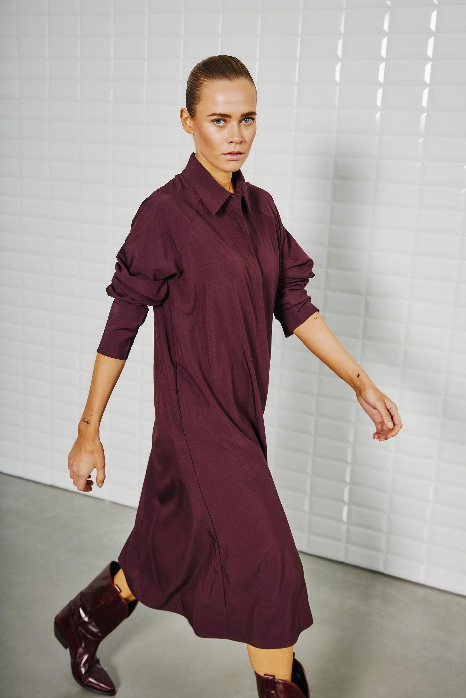 https://content.storeinfo.nl/applicatie/img/978/20250808112116_3361299_WbljolineLsMidiDressWindsorWine1.jpg