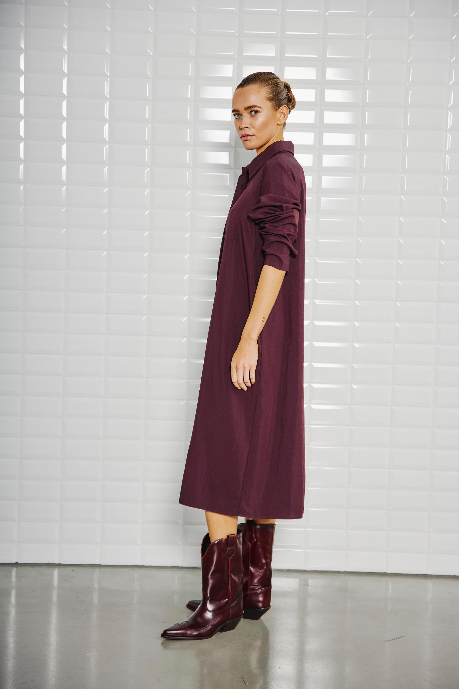 https://content.storeinfo.nl/applicatie/img/978/20250808112125_3361299_WbljolineLsMidiDressWindsorWine3.jpg
