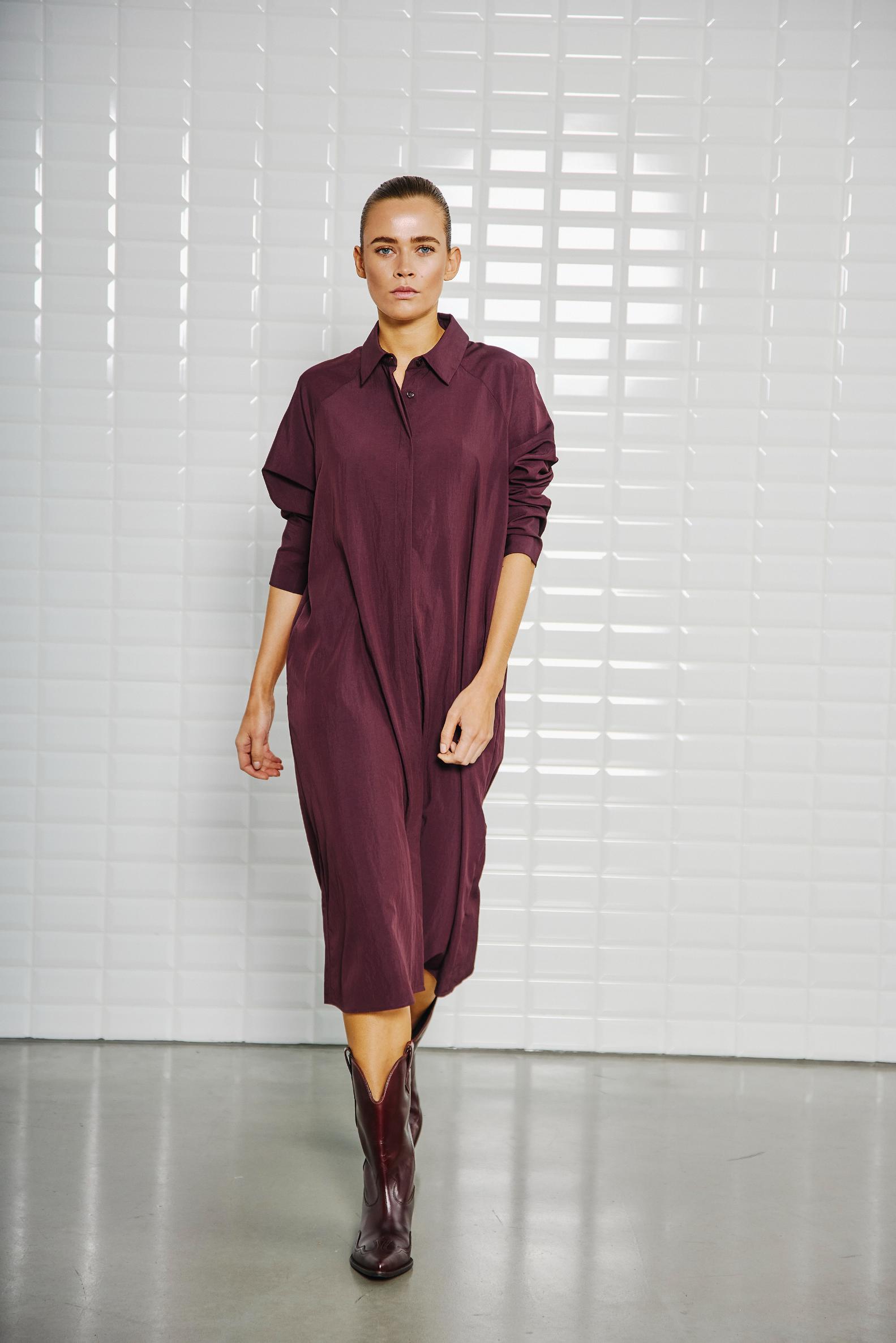 https://content.storeinfo.nl/applicatie/img/978/20250808112147_3361299_WbljolineLsMidiDressWindsorWine5.jpg