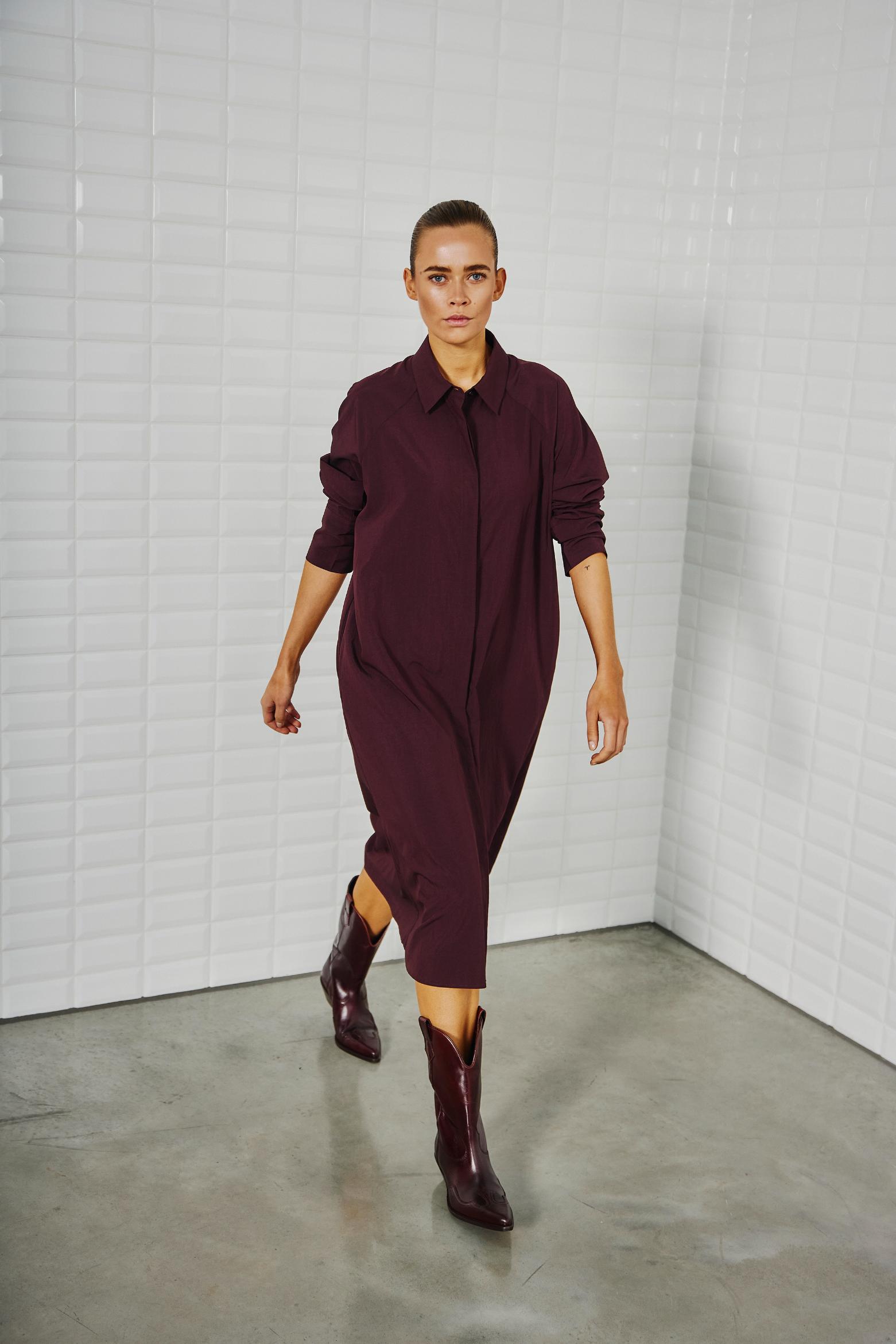 https://content.storeinfo.nl/applicatie/img/978/20250808112154_3366100_WbljolineLsMidiDressWindsorWine6.jpg