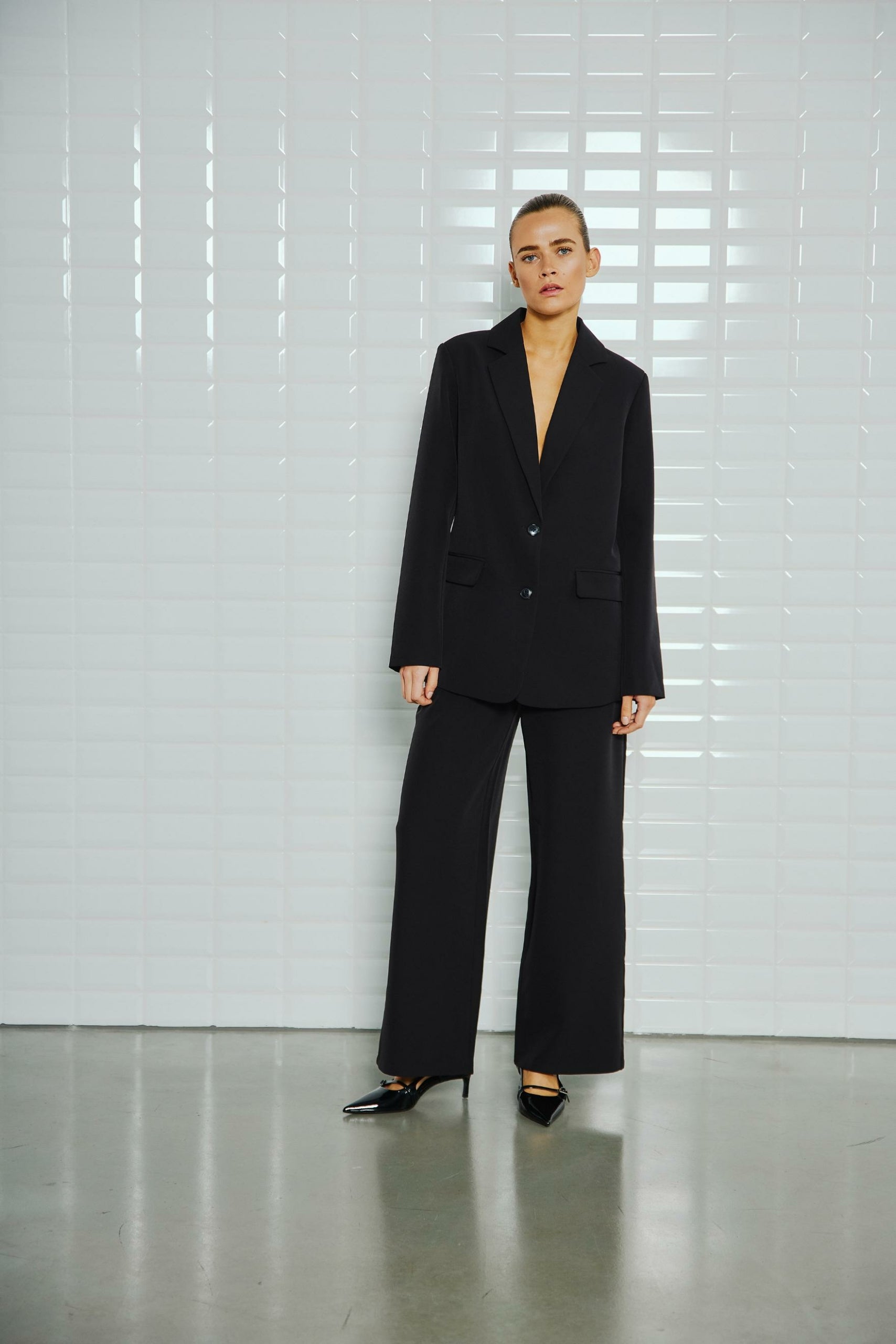 https://content.storeinfo.nl/applicatie/img/978/20250808112952_3370775_WblkarenBlazerTailoredPantBlack21scaled.jpg