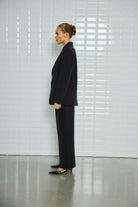 https://content.storeinfo.nl/applicatie/img/978/20250808112959_3361299_WblkarenBlazerTailoredPantBlack31scaled.jpg