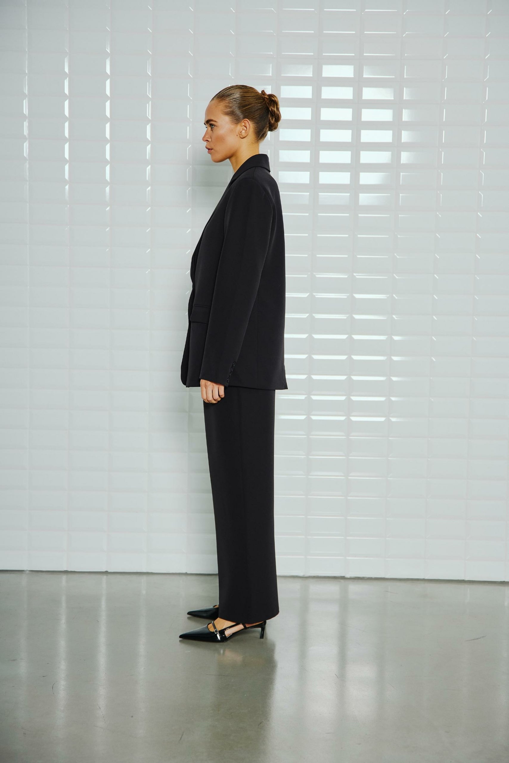 https://content.storeinfo.nl/applicatie/img/978/20250808112959_3361299_WblkarenBlazerTailoredPantBlack31scaled.jpg