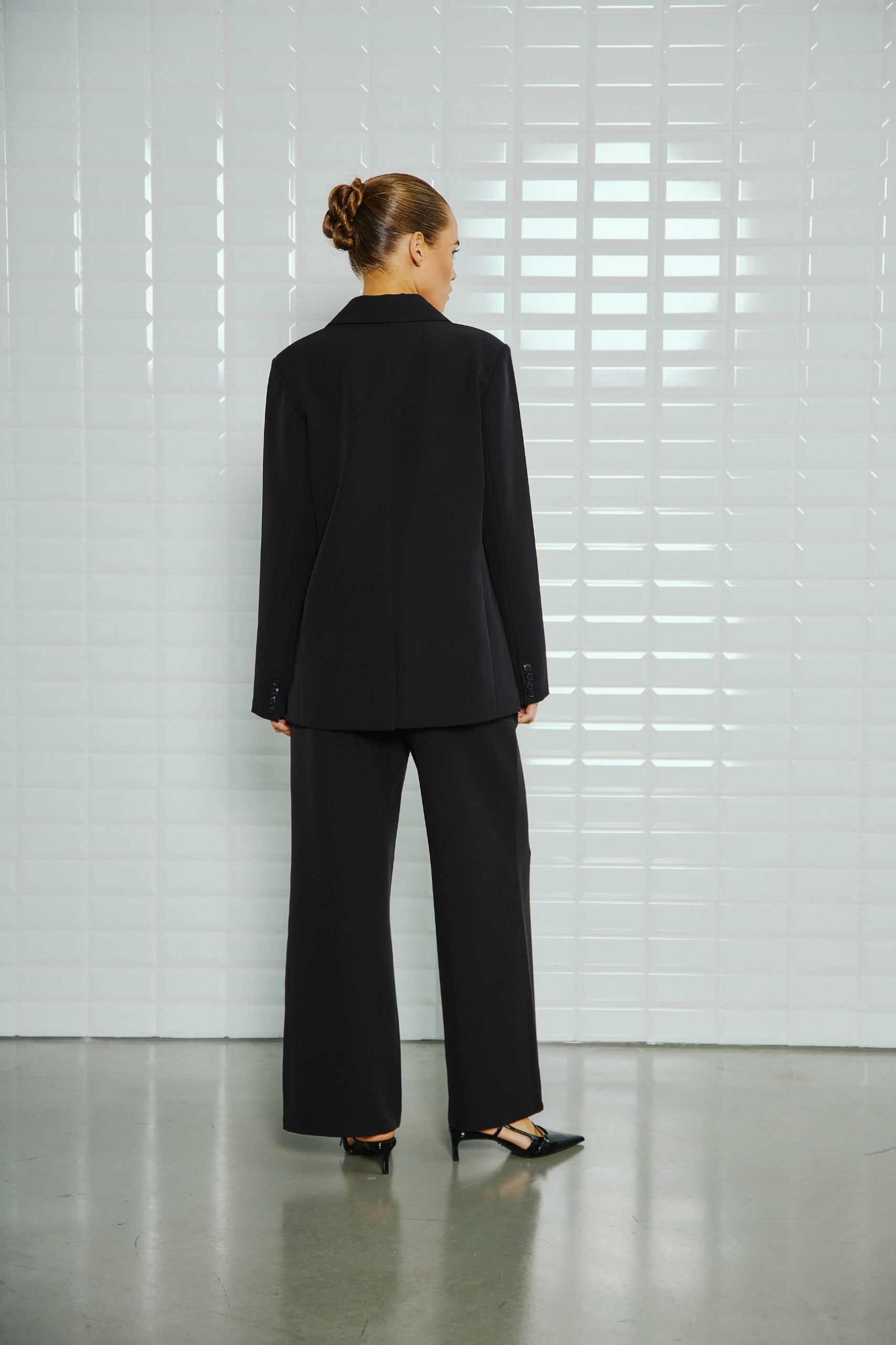https://content.storeinfo.nl/applicatie/img/978/20250808113011_3369214_WblkarenBlazerTailoredPantBlack41scaled.jpg