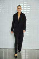 https://content.storeinfo.nl/applicatie/img/978/20250808113027_3370775_WblkarenBlazerTailoredPantBlack8scaled.jpg