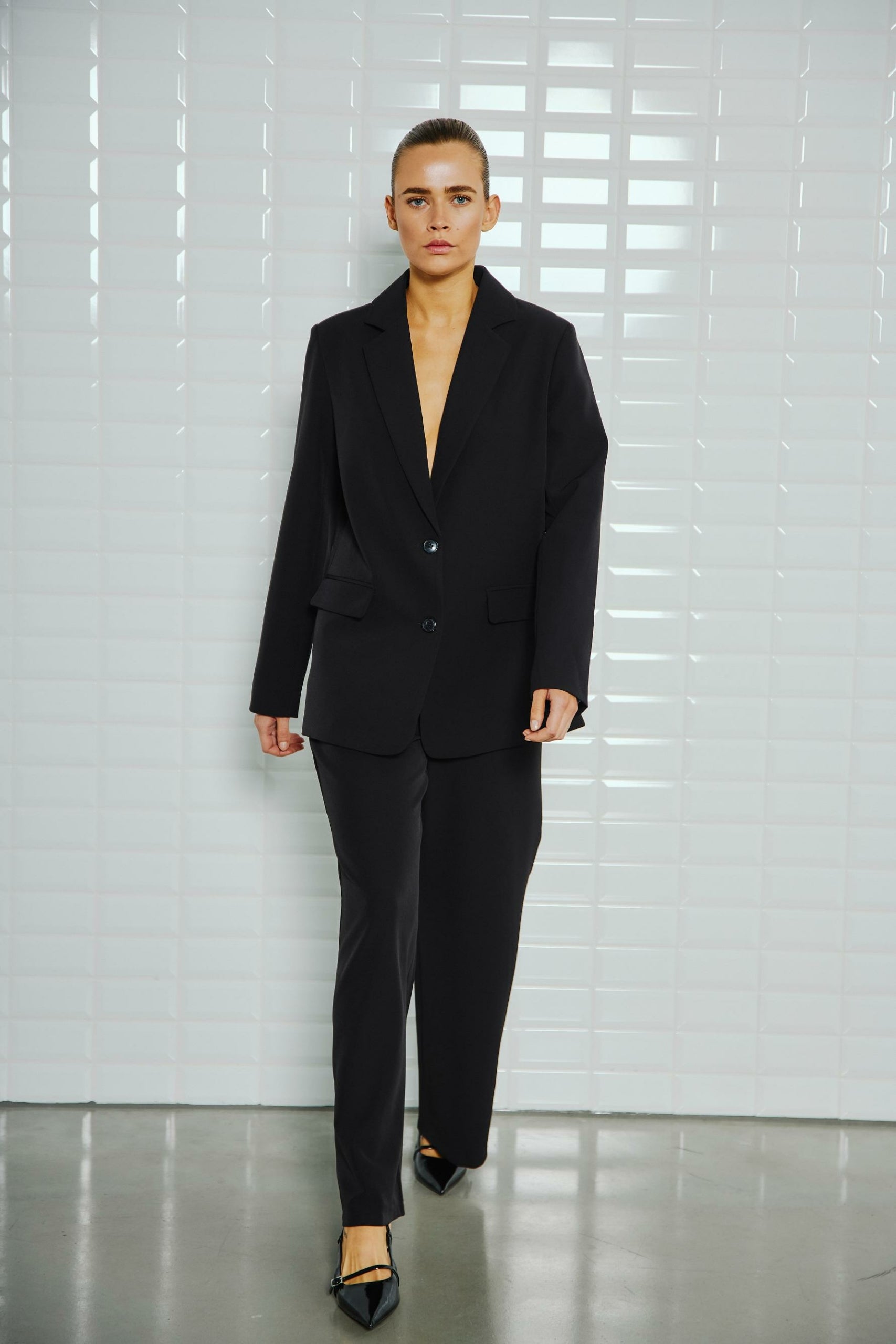 https://content.storeinfo.nl/applicatie/img/978/20250808113027_3370775_WblkarenBlazerTailoredPantBlack8scaled.jpg