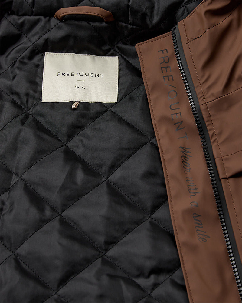 https://content.storeinfo.nl/applicatie/img/978/20250808123857_3400741_packshot22002221534Details1FQRAINJACKETMustang.jpg