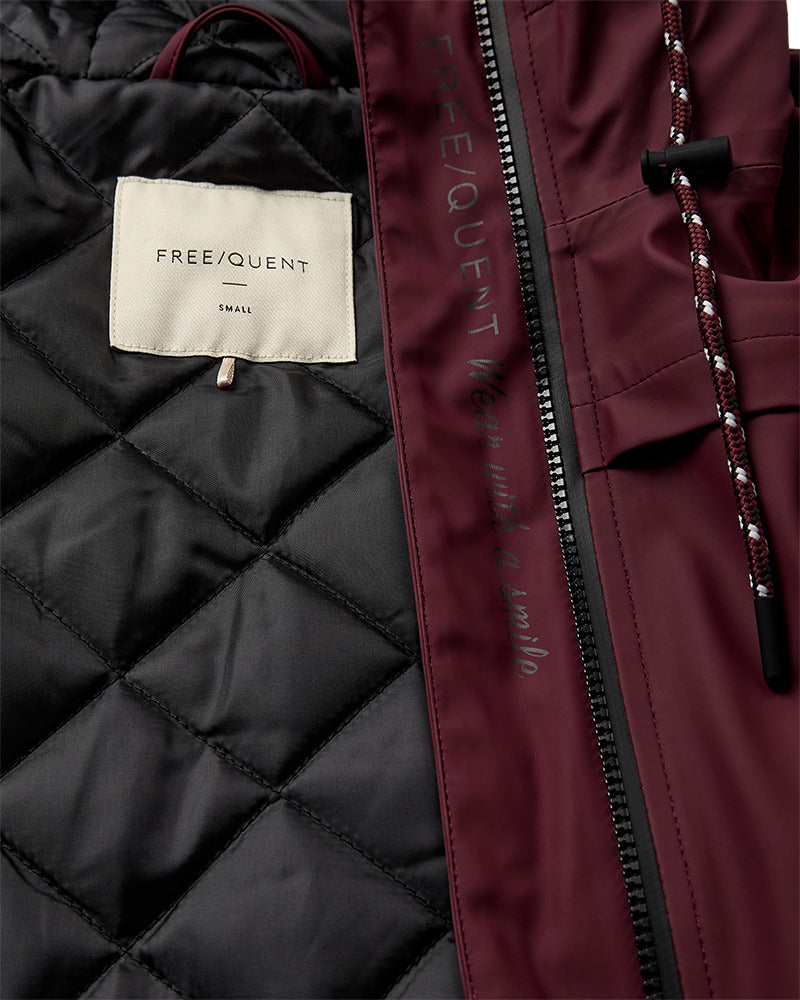https://content.storeinfo.nl/applicatie/img/978/20250808125907_3415687_packshot22002227051Details1FQRAINJACKETPortRoyale.jpg