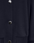https://content.storeinfo.nl/applicatie/img/978/20250808132622_3373420_packshot22060278012Details1FQNAYAJACKETSalute.jpg