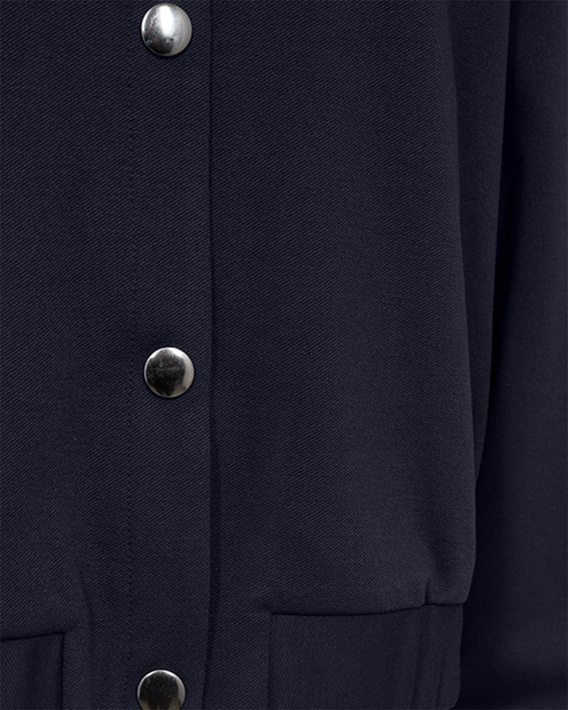 https://content.storeinfo.nl/applicatie/img/978/20250808132622_3373420_packshot22060278012Details1FQNAYAJACKETSalute.jpg
