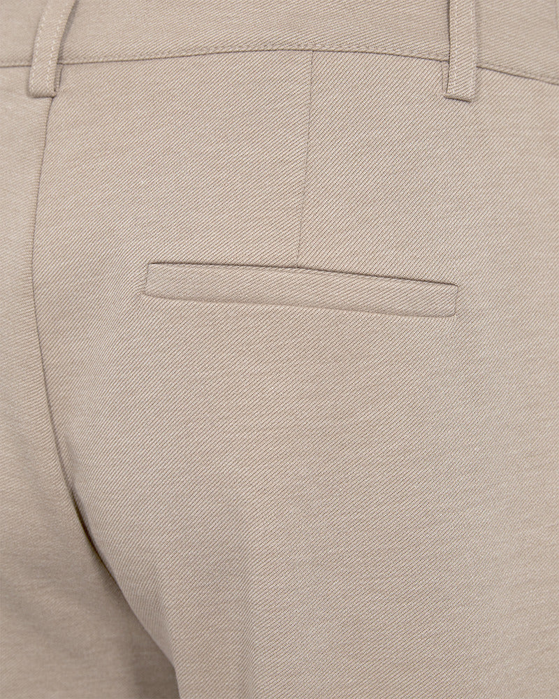 https://content.storeinfo.nl/applicatie/img/978/20250808133608_3418297_packshot22006329349Details1FQNANNIPANTDesertTaupeMelange.jpg