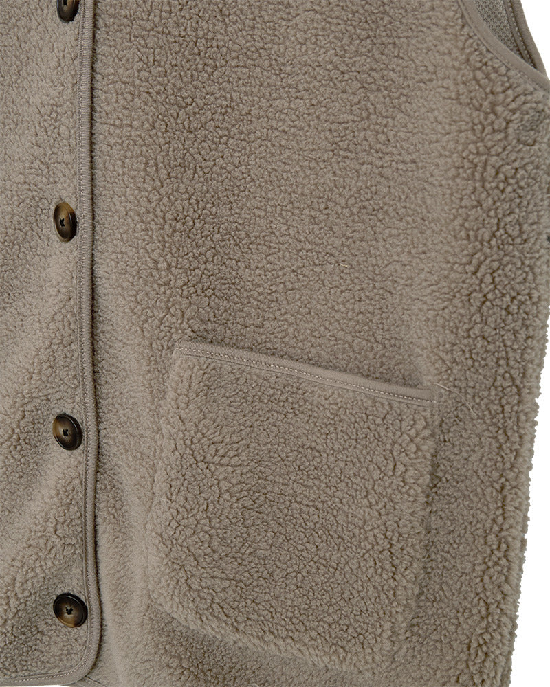 https://content.storeinfo.nl/applicatie/img/978/20250812171734_3921853_packshot22076248343Details1FQTEDDYWAISTCOATDesertTaupe.jpg