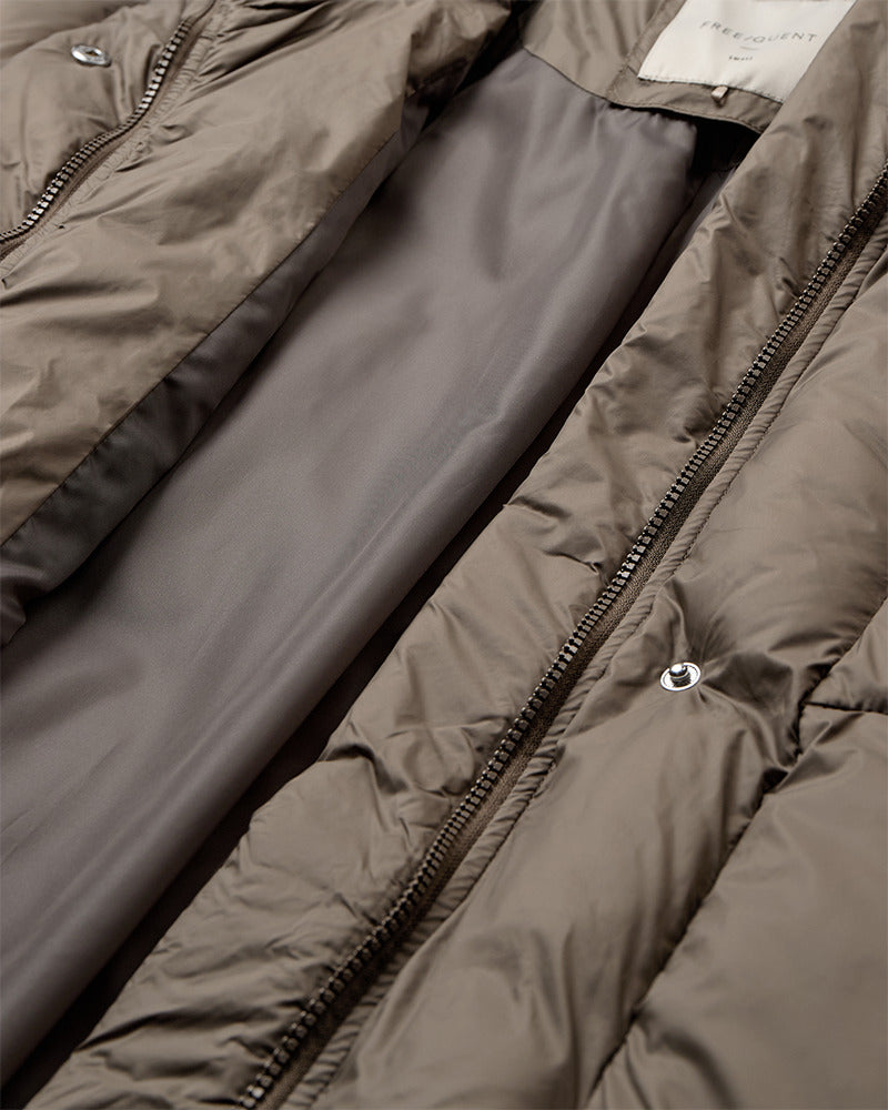 https://content.storeinfo.nl/applicatie/img/978/20250924105238_712902_packshot22065258348Details1FQTIANAJACKETMorel.jpg
