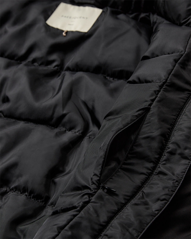https://content.storeinfo.nl/applicatie/img/978/20250924110549_731160_packshot22065601000Details1FQPRALAJACKETBlack.jpg