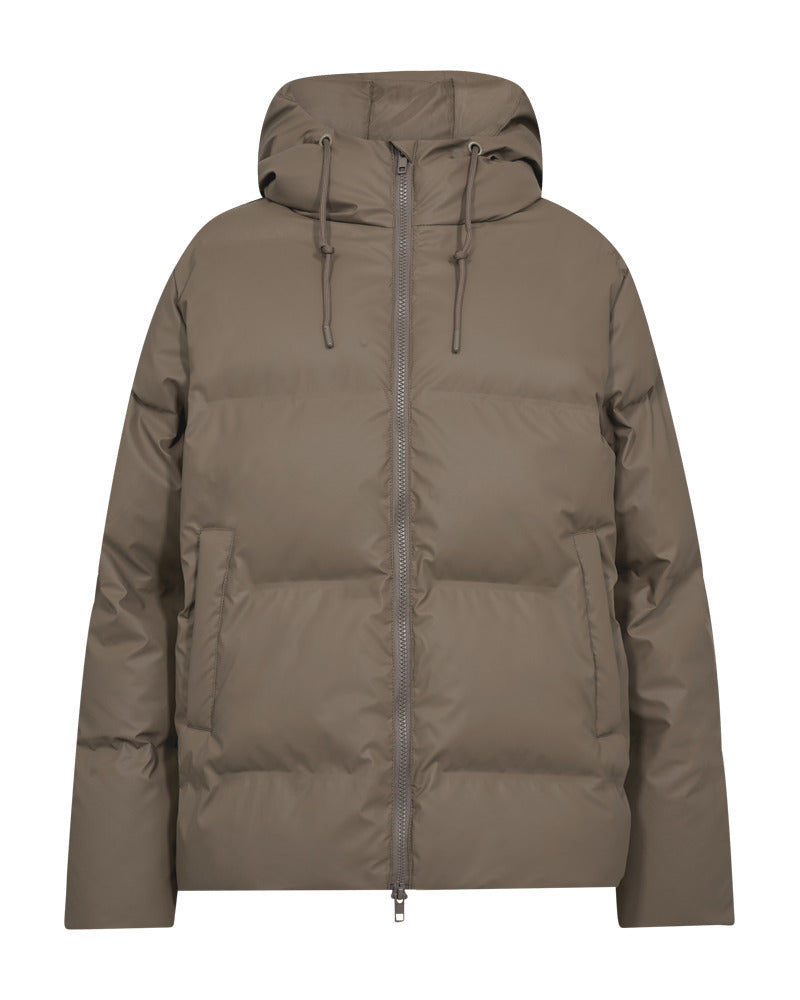 https://content.storeinfo.nl/applicatie/img/978/20250924111902_731155_packshot22065618348Front1FQRAINGOJACKETMorel.jpg
