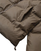 https://content.storeinfo.nl/applicatie/img/978/20250924111917_731155_packshot22065618348Details1FQRAINGOJACKETMorel.jpg