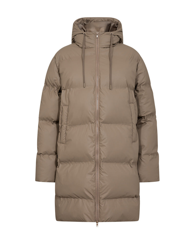 https://content.storeinfo.nl/applicatie/img/978/20250924123018_731160_packshot22065628343Front1FQRAINGOJACKETDesertTaupe.jpg