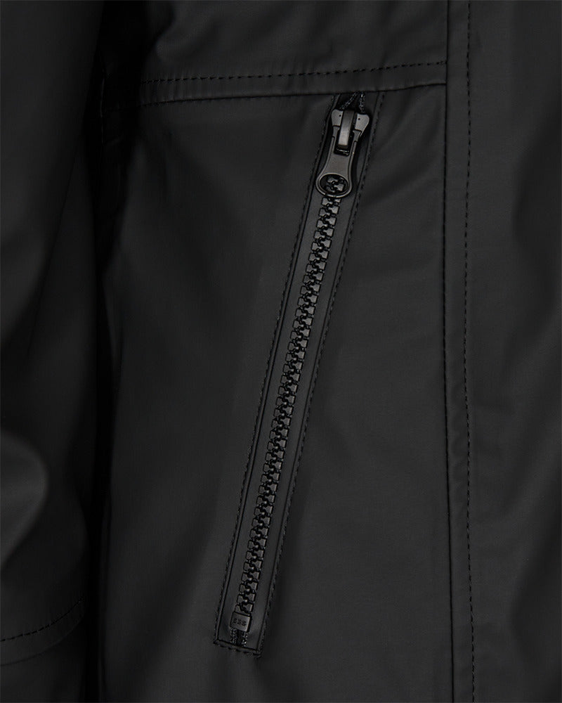 https://content.storeinfo.nl/applicatie/img/978/20250924163357_758624_packshot22002221000Details1FQRAINJACKETBlack.jpg