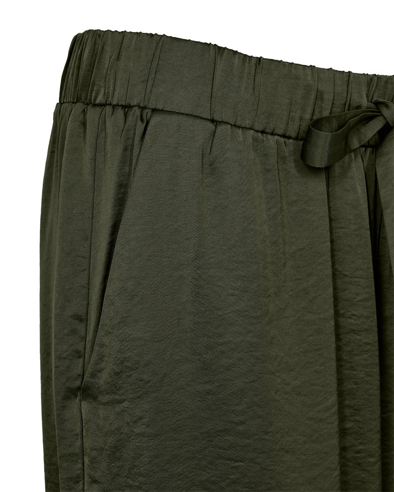 https://content.storeinfo.nl/applicatie/img/978/20251004153317_1776300_packshot22071053081Details1FQDOVEPANTSKombuGreen.jpg