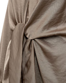 https://content.storeinfo.nl/applicatie/img/978/20251004153818_1773396_packshot22075798343Details1FQDOVEBLOUSEDesertTaupe.jpg