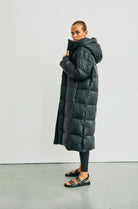 https://content.storeinfo.nl/applicatie/img/978/20251004162833_1779543_WblpennydowncoatBlack23.jpg