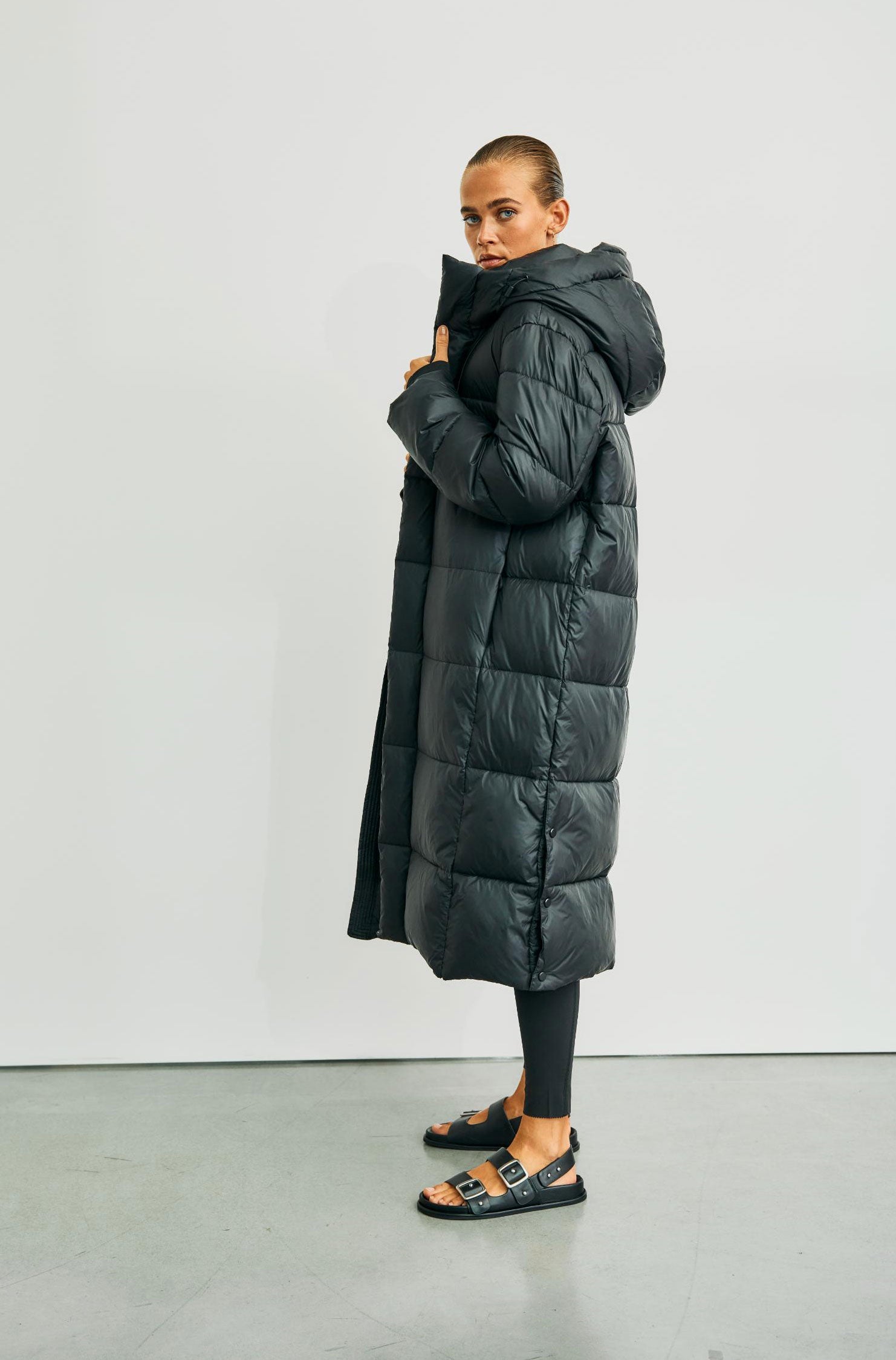 https://content.storeinfo.nl/applicatie/img/978/20251004162833_1779543_WblpennydowncoatBlack23.jpg