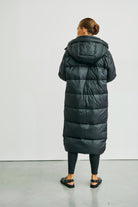 https://content.storeinfo.nl/applicatie/img/978/20251004162838_1779554_WblpennydowncoatBlack33.jpg