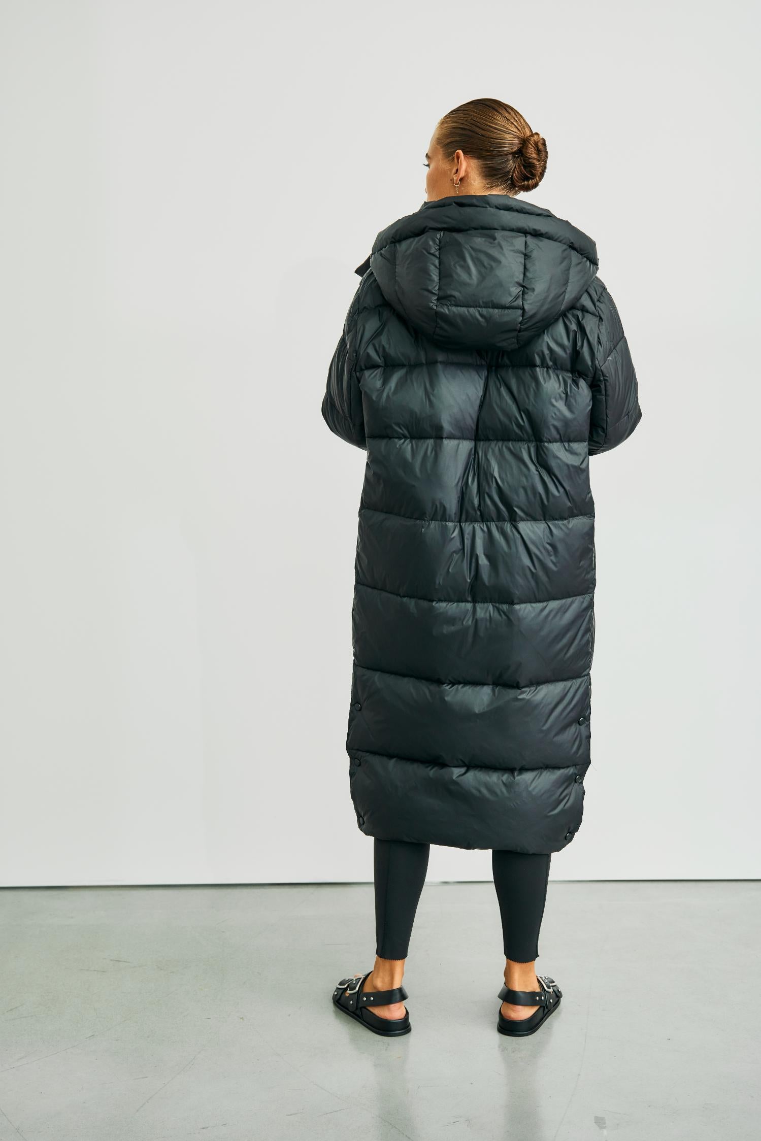 https://content.storeinfo.nl/applicatie/img/978/20251004162838_1779554_WblpennydowncoatBlack33.jpg