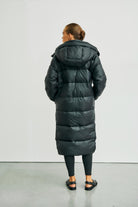 https://content.storeinfo.nl/applicatie/img/978/20251004162846_1779543_WblpennydowncoatBlack43.jpg