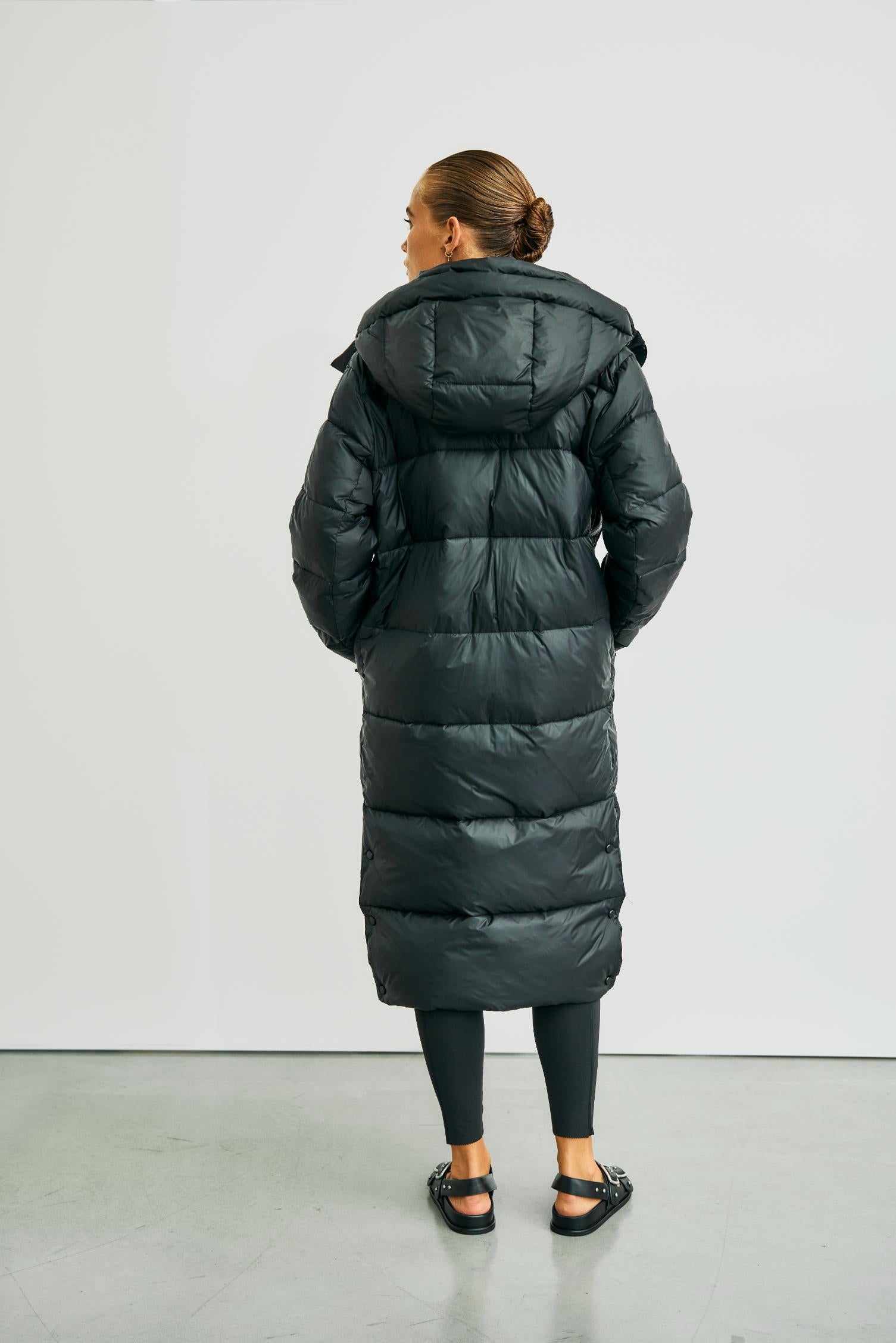 https://content.storeinfo.nl/applicatie/img/978/20251004162846_1779543_WblpennydowncoatBlack43.jpg