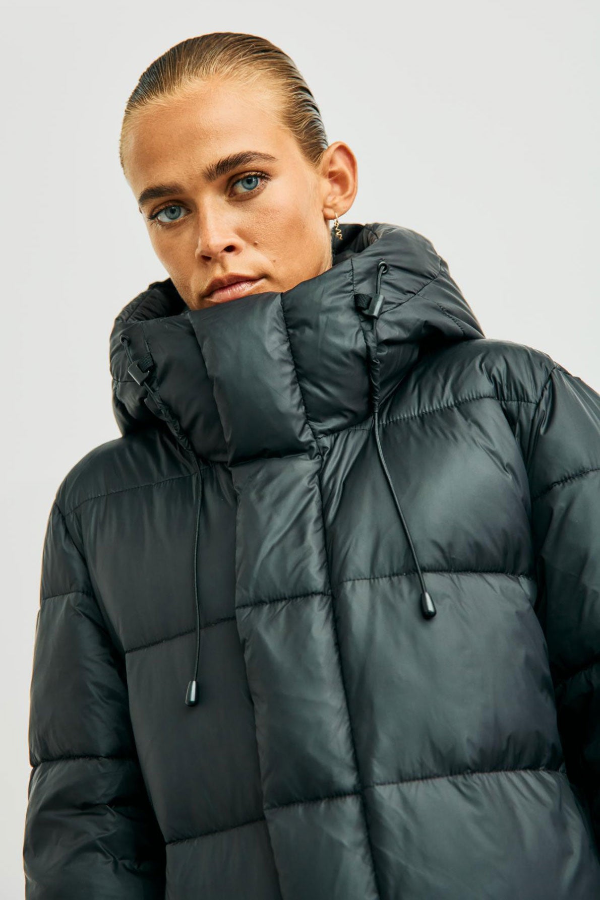 https://content.storeinfo.nl/applicatie/img/978/20251004162850_1776555_WblpennydowncoatBlack53.jpg