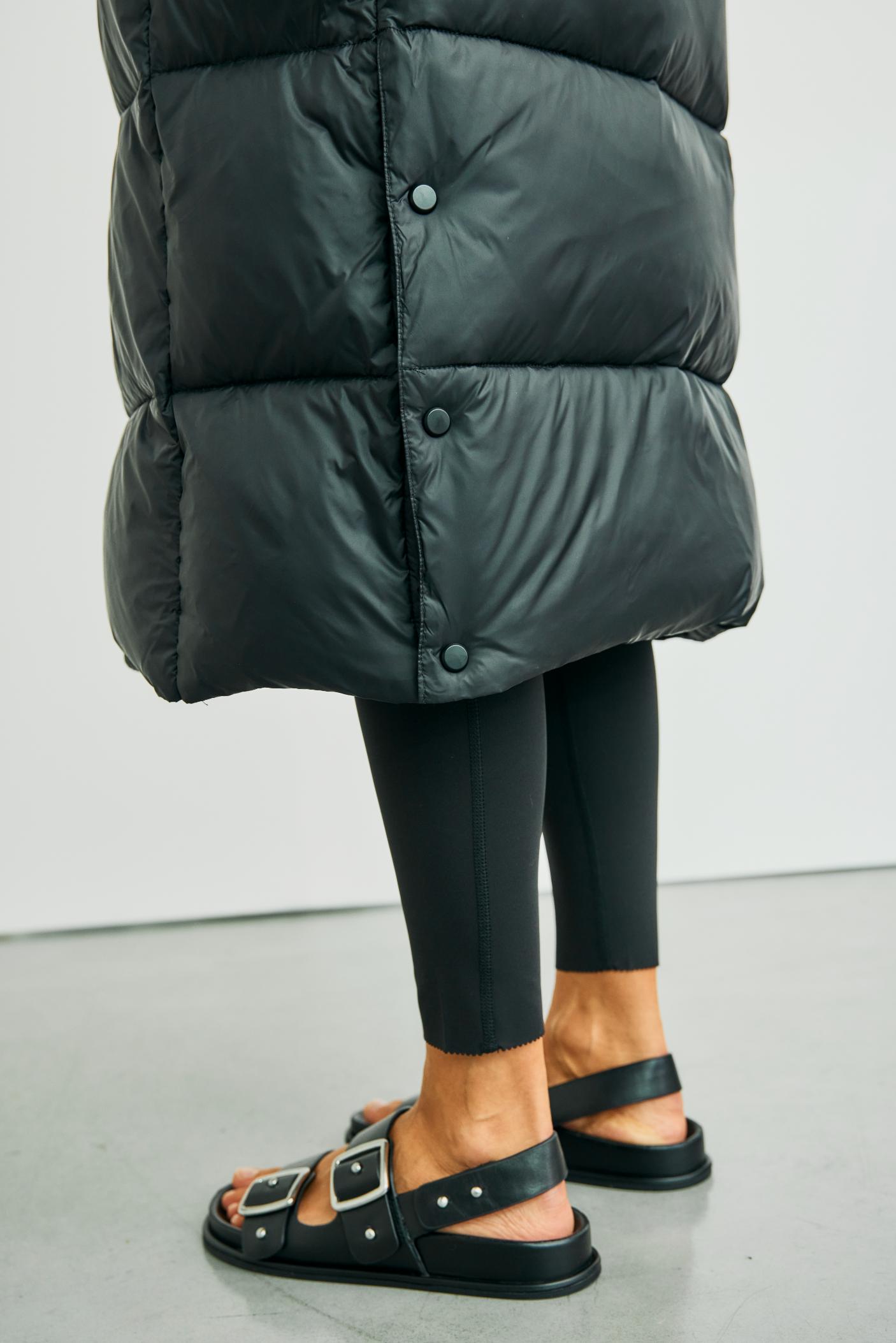 https://content.storeinfo.nl/applicatie/img/978/20251004162855_1779557_WblpennydowncoatBlack63.jpg